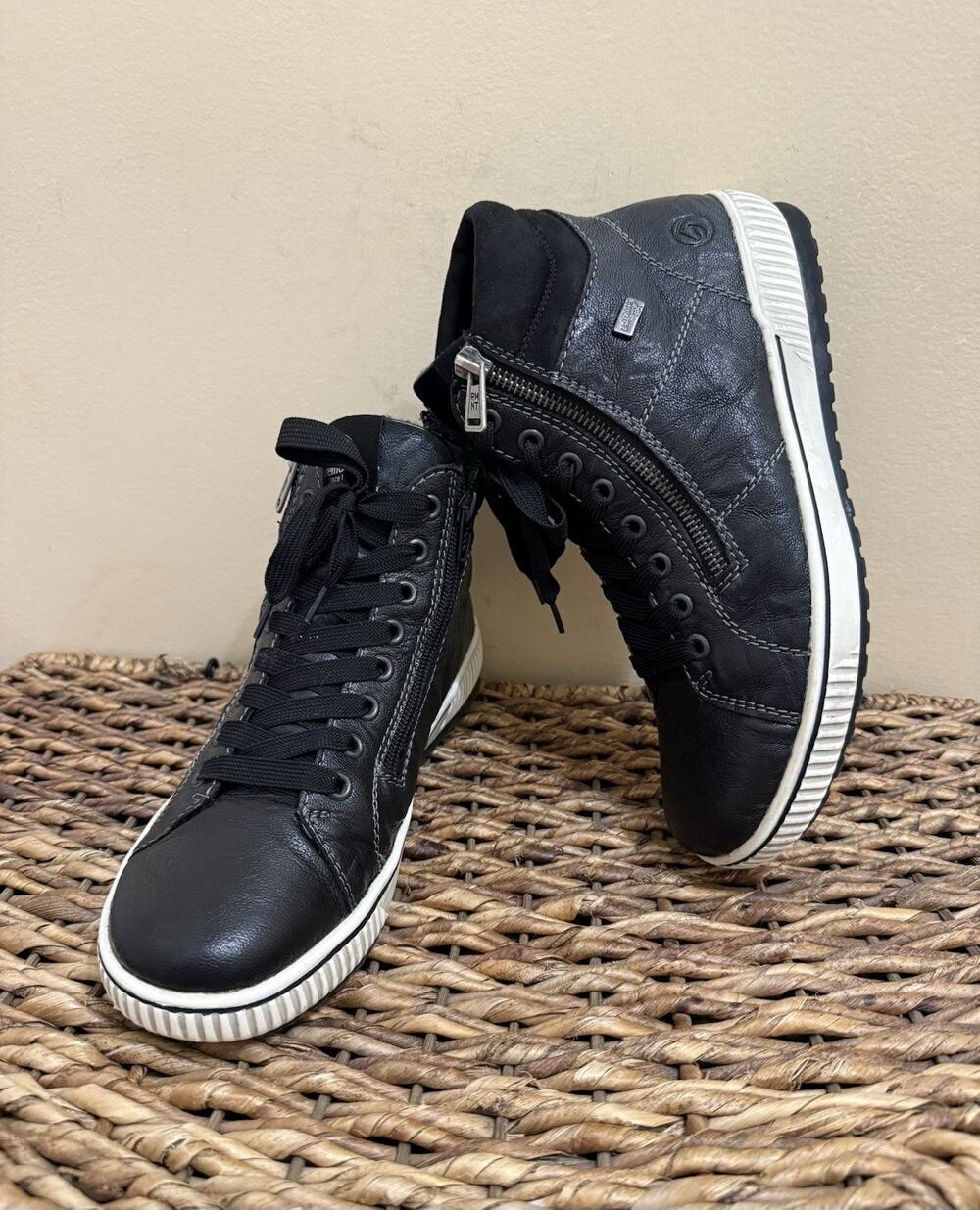 Remonte D0772-01 Maditta 72 Women's Sneakers boot Black Leather sz 8 preppy